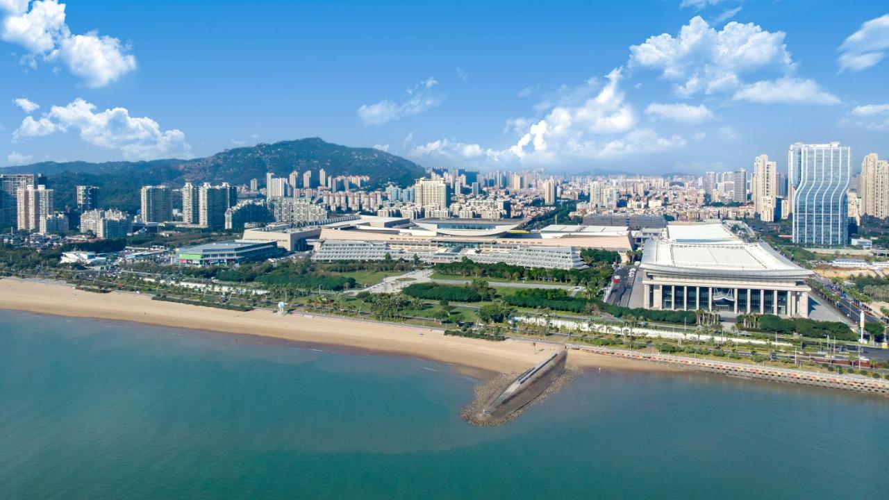 Xiamen International Seaside Hotel -Hotel Corridor Leads To The Stone Exhibition Hall Buitenkant foto