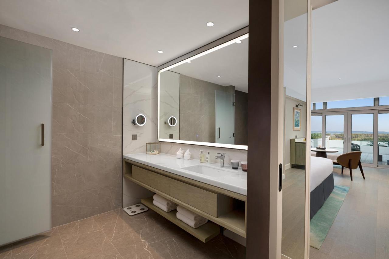Xiamen International Seaside Hotel -Hotel Corridor Leads To The Stone Exhibition Hall Buitenkant foto