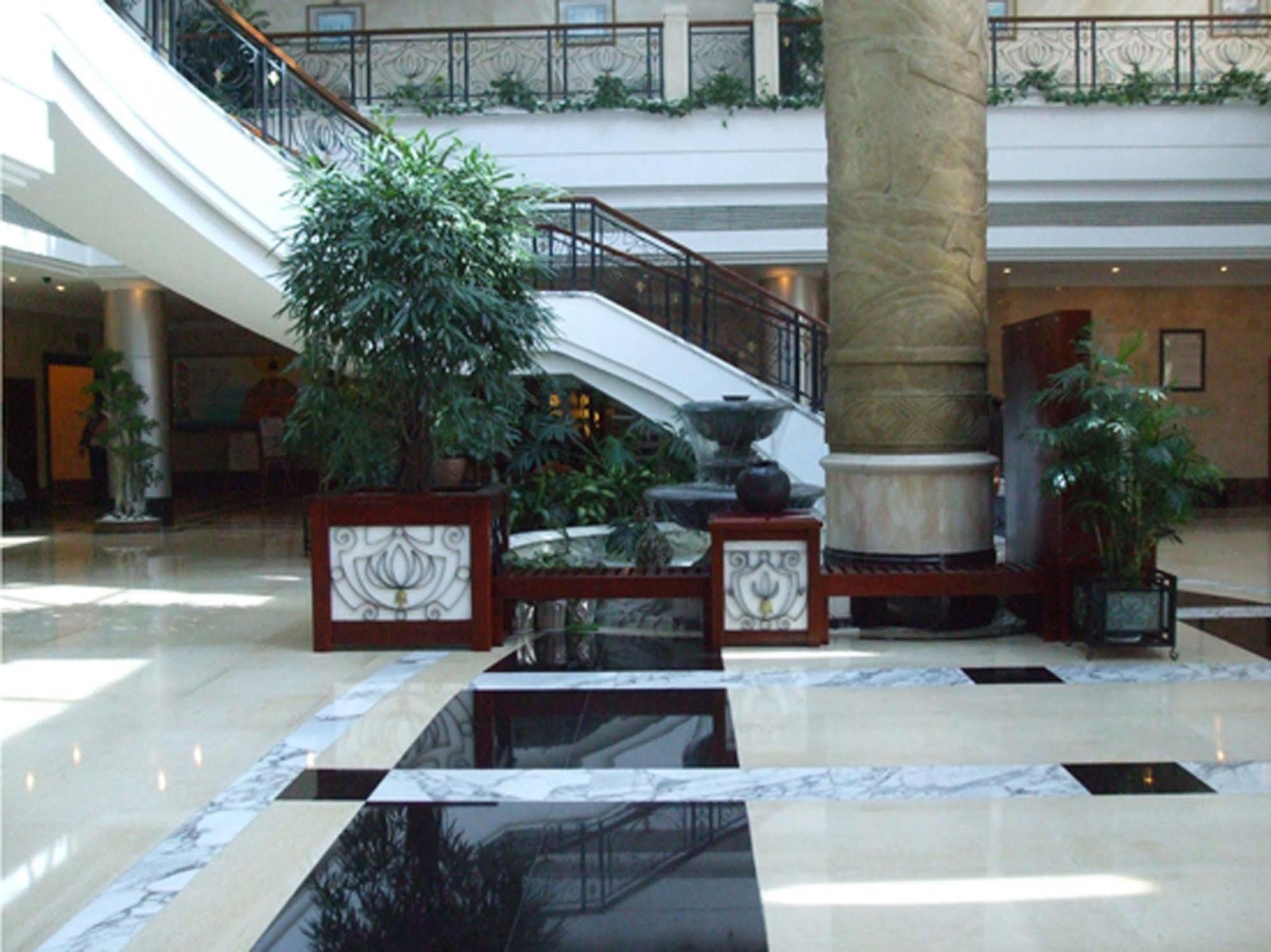 Xiamen International Seaside Hotel -Hotel Corridor Leads To The Stone Exhibition Hall Buitenkant foto