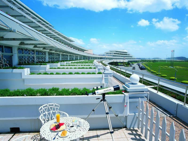 Xiamen International Seaside Hotel -Hotel Corridor Leads To The Stone Exhibition Hall Buitenkant foto