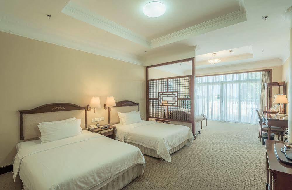 Xiamen International Seaside Hotel -Hotel Corridor Leads To The Stone Exhibition Hall Buitenkant foto